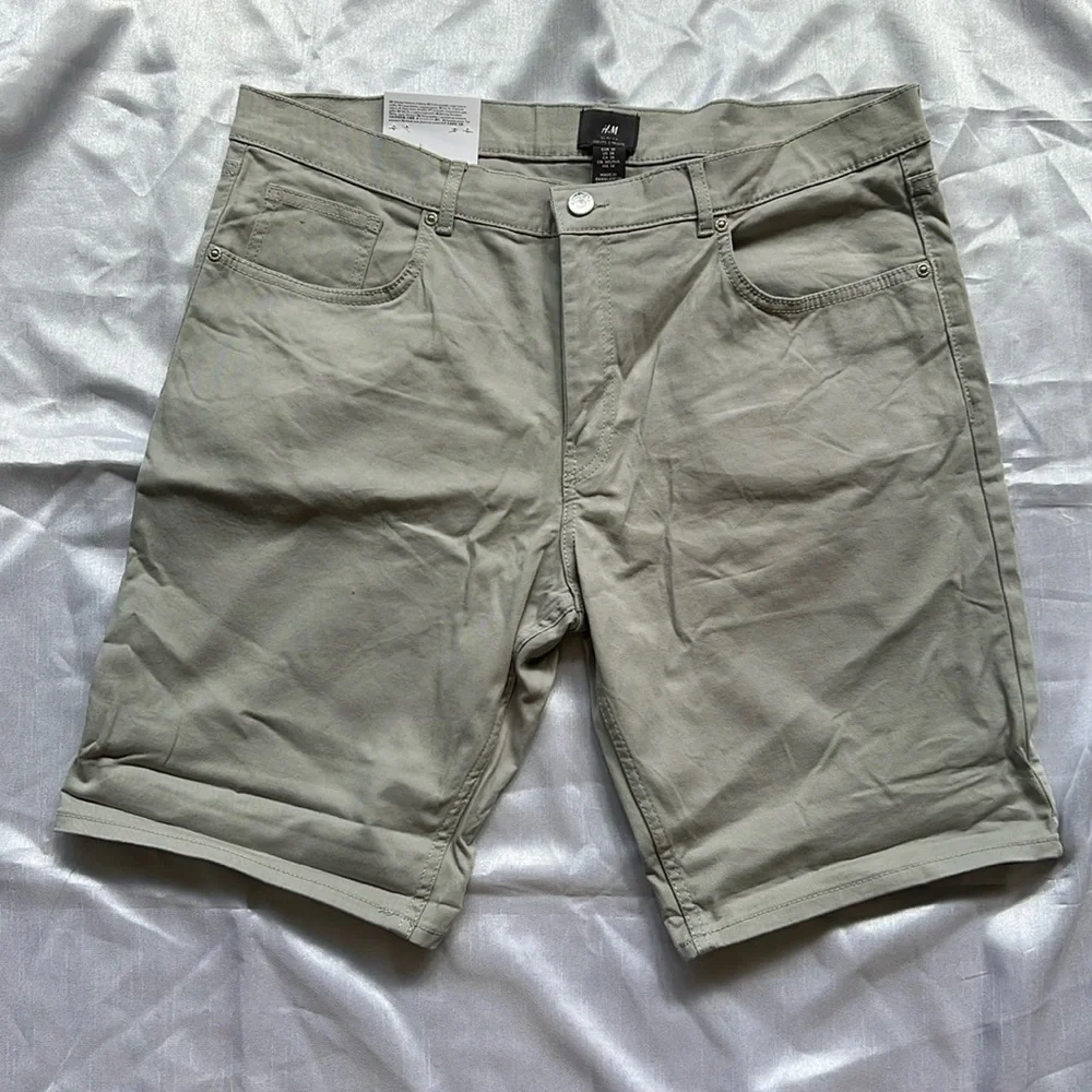H&M NEW Men’s Shorts | Slim Fit Knee Length | Size 38 - Picture 1 of 5